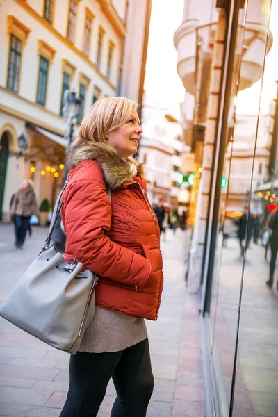 Una Agradable Mujer Mediana Edad Pie Mirando Ventana Una Tienda — Foto de Stock