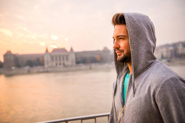 Joven Guapo Corriendo Orilla Del Río Atardecer —  Fotos de Stock