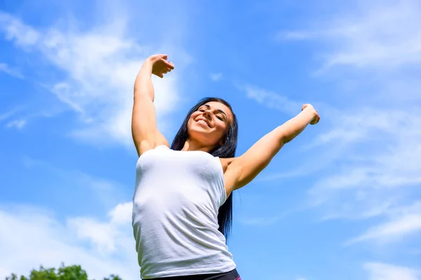 Una Hermosa Joven Deportista Levantando Sus Manos Felizmente Campo Parque — Foto de Stock