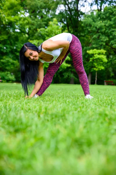 Uma Bela Jovem Menina Desportiva Que Estende Campo Parque Enquanto — Fotografia de Stock