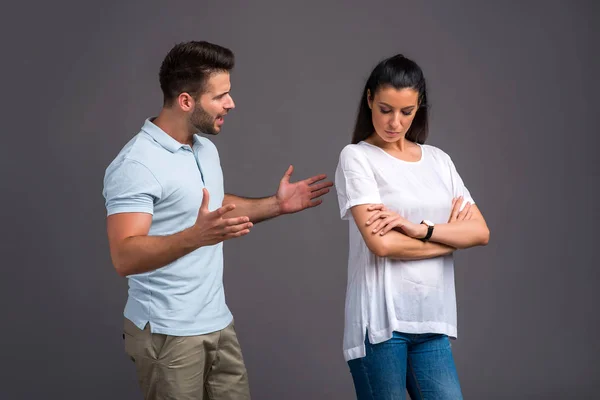 Beautiful Young Couple Standing Arguing Studio — Stock Photo, Image