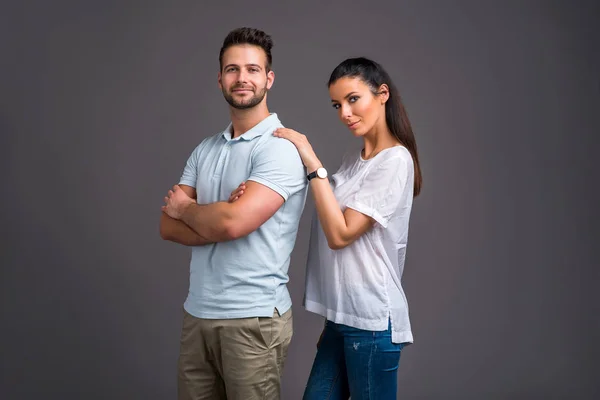 Ett Vackert Ungt Par Som Står Studion Tryggt — Stockfoto