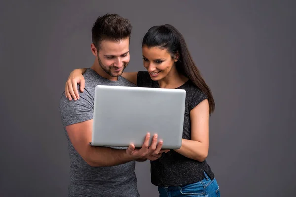 Belo Jovem Casal Olhando Para Laptop Sorrindo — Fotografia de Stock