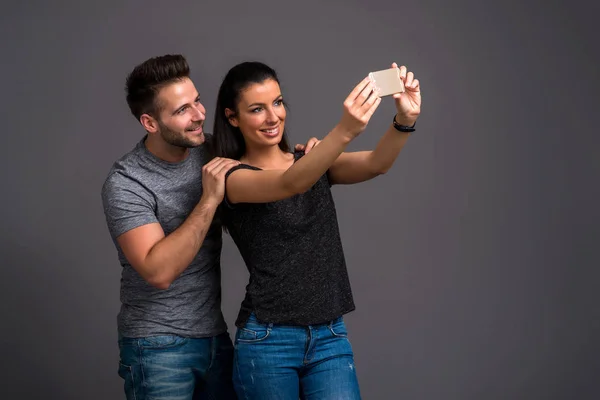 Ett Vackert Ungt Par Tar Selfie Med Smartphone Studion — Stockfoto