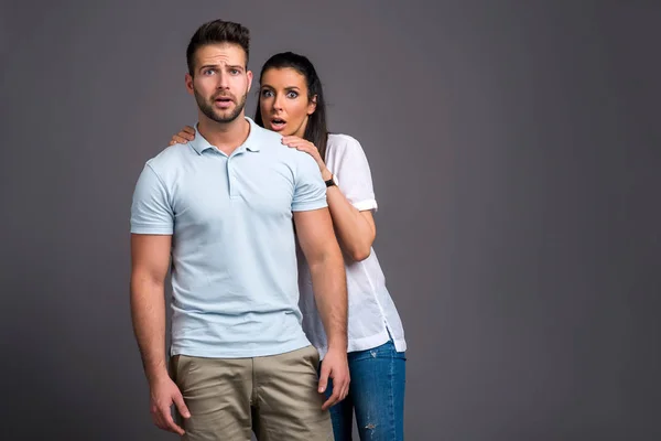 Belo Jovem Casal Sentindo Medo Estúdio — Fotografia de Stock