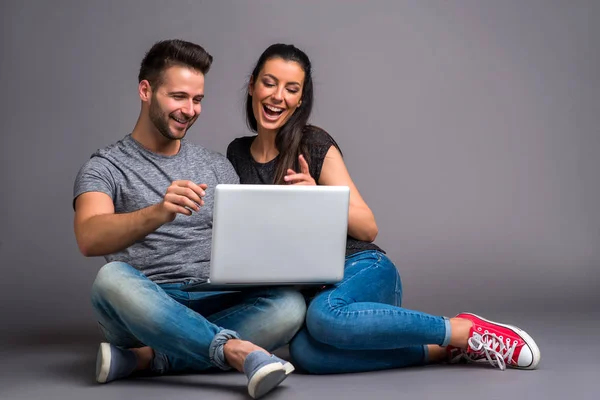 Een Mooie Jonge Paar Zittend Grond Kijken Naar Een Laptop — Stockfoto