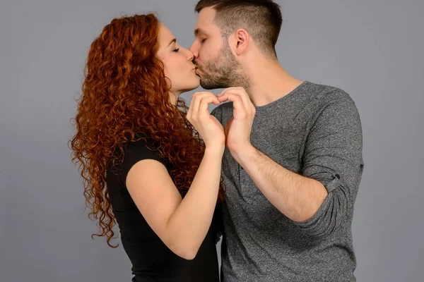 Belo Jovem Casal Segurando Outro Moldando Coração Com Mão — Fotografia de Stock