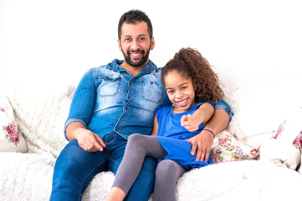 Mladý Černý Otec Jeho Dcera Umísťovací Usmívá Společně Gauči Při — Stock fotografie