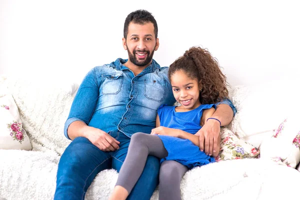 Een Jonge Zwarte Vader Zijn Dochter Samen Aanbrengen Lachend Bank — Stockfoto