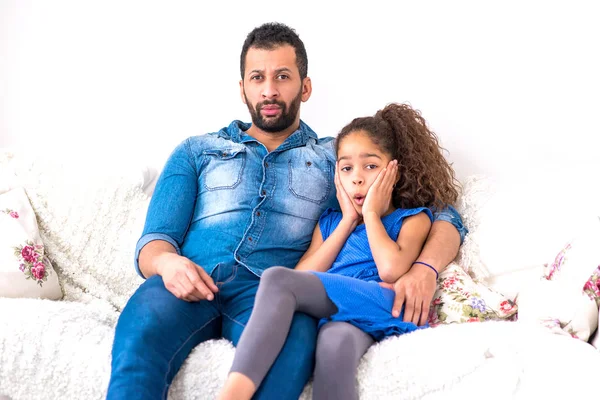 Een Jonge Zwarte Vader Zijn Dochter Samen Aanbrengen Een Bank — Stockfoto