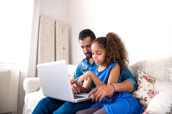Bir Dizüstü Bilgisayar Kullanırken Ile Birlikte Kızı Kanepeye Siting Genç — Stok fotoğraf