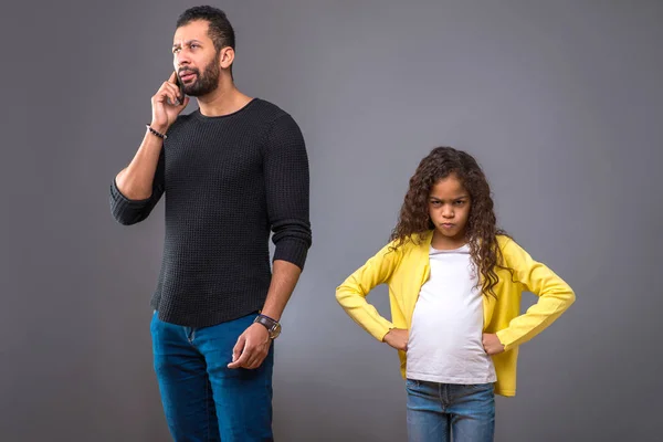 Černý Otec Mluví Jeho Telefonu Při Jeho Dcery Pohledu Zlobí — Stock fotografie