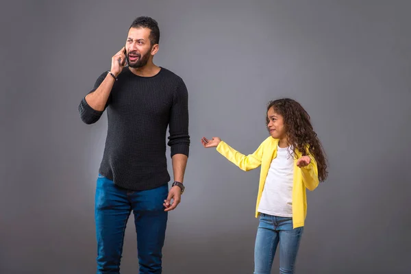 Een Zwarte Vader Praten Zijn Telefoon Terwijl Zijn Jonge Dochter — Stockfoto