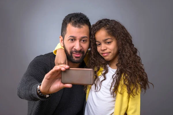 Een Zwarte Vader Nemen Van Selfies Met Een Smartphone Terwijl — Stockfoto