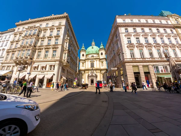 Pedestrians and traffic in the downtown of Vienna — Stok fotoğraf