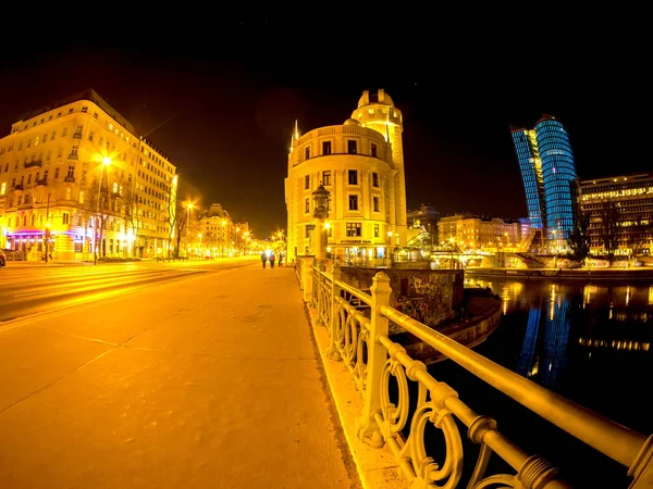 Une scène de rue nocturne du centre de Vienne — Photo