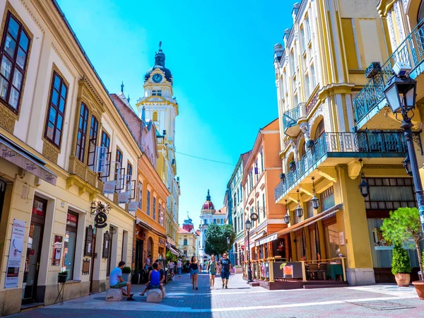 Una calle peatonal en el centro de Pecs, Hungría — Foto de Stock