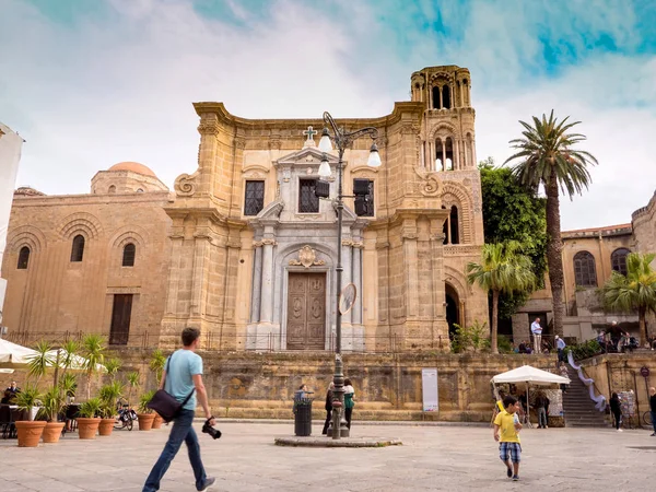 Historisk arkitektur i centrala Palermo, Italien — Stockfoto
