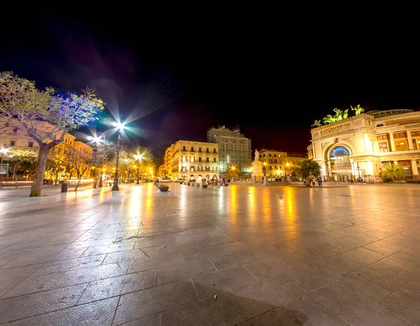 L'architecture de la place principale de Palerme, Italie la nuit — Photo