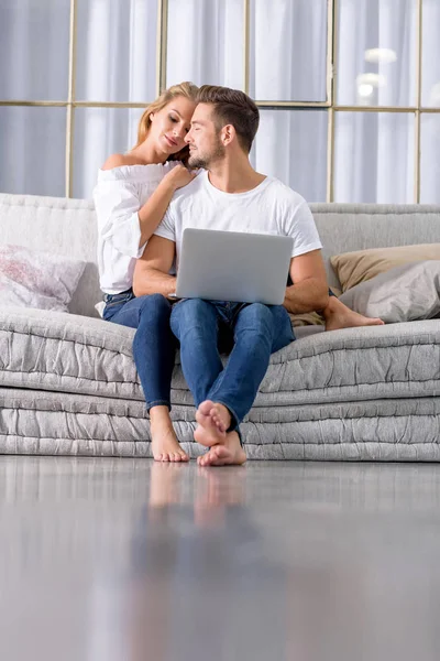 Young couple using a laptop — Stock Photo, Image