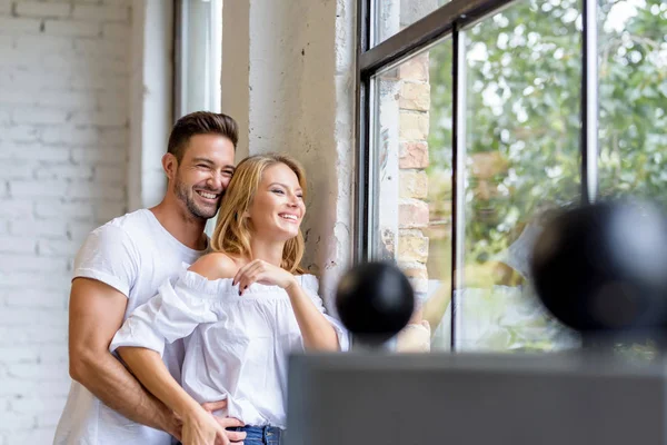 Jovem casal abraço — Fotografia de Stock