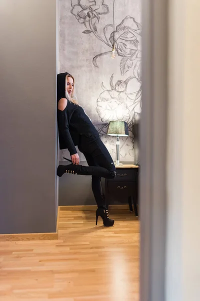 Mladá žena pózuje v ložnici — Stock fotografie