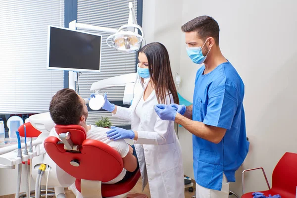 A dentist examining the patient — Stock Photo, Image