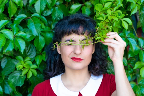Kobieta, zasłania oczy z zielonych liści — Zdjęcie stockowe