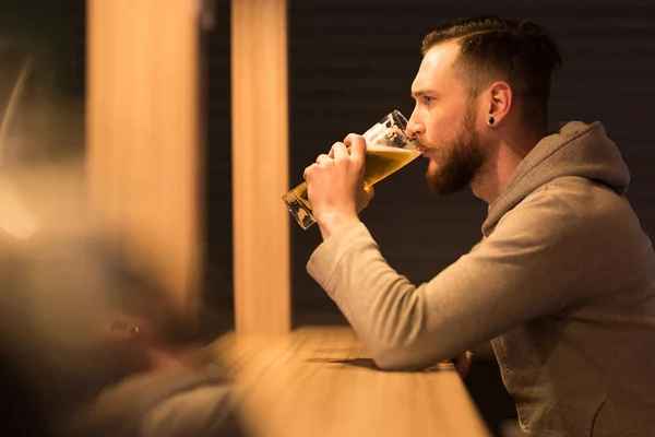 Hipster homem bebendo uma cerveja — Fotografia de Stock