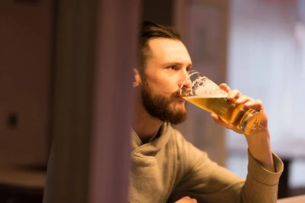 Hipster homem bebendo uma cerveja — Fotografia de Stock