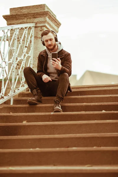 Hipster hombre en las escaleras tomando una selfie — Foto de Stock