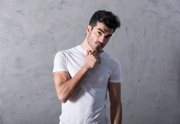 Um jovem pensante com uma tshirt branca — Fotografia de Stock