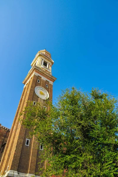 En historisk kyrka i Venedig, Italien — Stockfoto