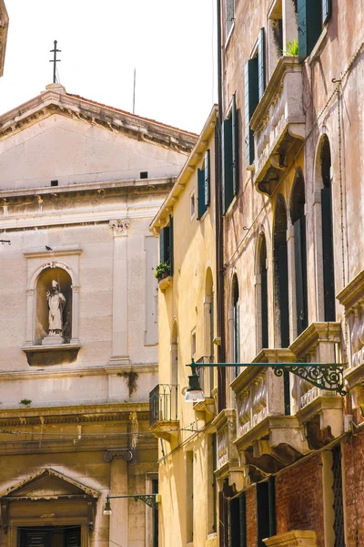 En historisk kyrka i Venedig, Italien — Stockfoto