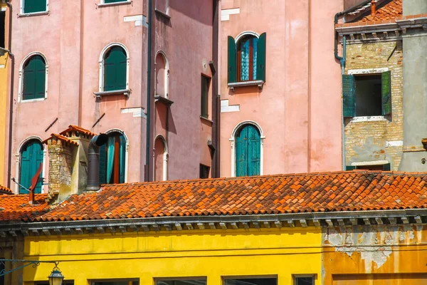 Arquitectura histórica de Venecia en un día soleado — Foto de Stock