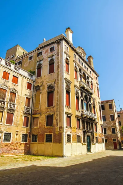 Arquitectura histórica de Venecia en un día soleado — Foto de Stock