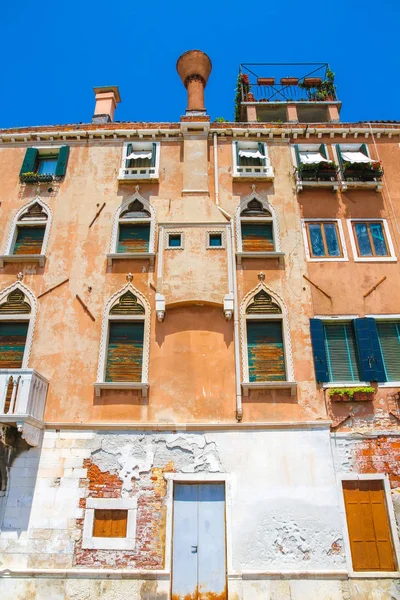 Історичною архітектурою міста Венеція на сонячний день — стокове фото