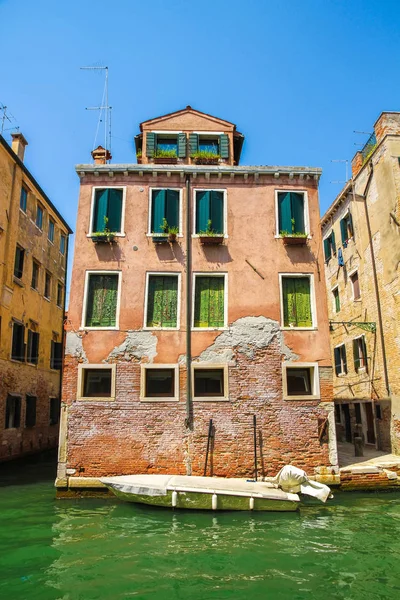 View on the historic architecture and the canal — Stock Photo, Image
