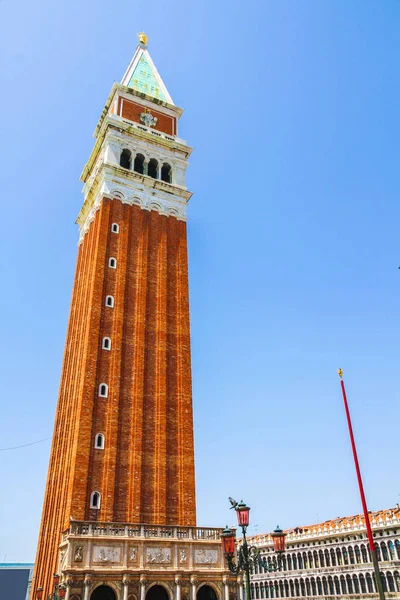 Uitzicht op de klokkentoren van de Basilica San Marco — Stockfoto