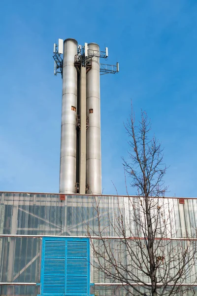 Vista sobre una chimenea industrial — Foto de Stock