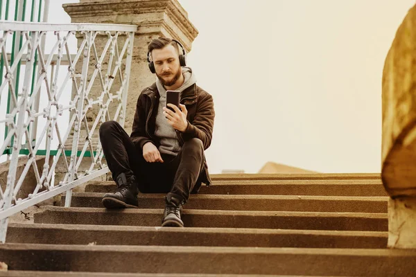 Hipster hombre en las escaleras tomando una selfie — Foto de Stock