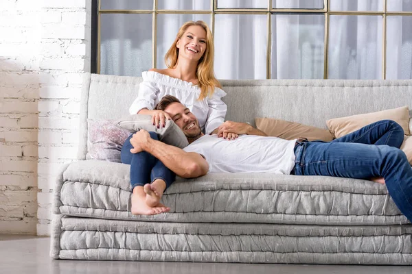 Jovem casal no sofá — Fotografia de Stock