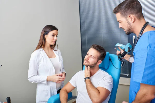 A doctor examining the patient in pain — Stock Photo, Image