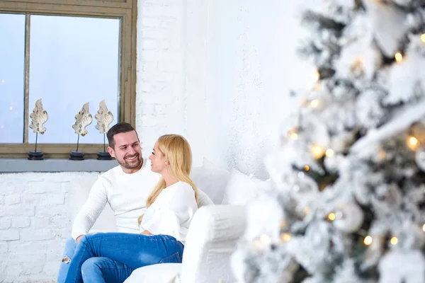 Koppel op een sofa met Kerstmis — Stockfoto
