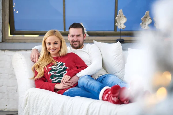 Couple on the sofa at christmas — Stock Photo, Image