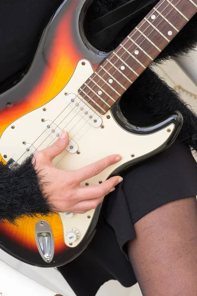 ギターで遊ぶ黒ドレスを着た女性 — ストック写真