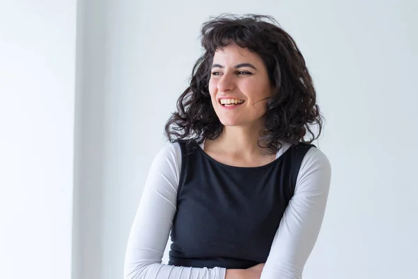 Retrato de una mujer feliz en un vestido elegante — Foto de Stock