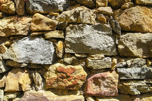Parede de tijolo velho em um dia ensolarado — Fotografia de Stock