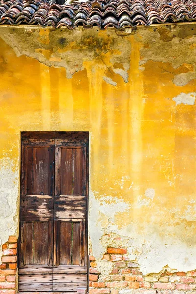 Vieille porte en bois d'un bâtiment historique — Photo