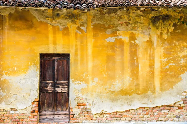 Vieille porte en bois d'un bâtiment historique — Photo